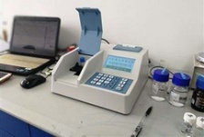  測量水中溶解氧時是否需要攪拌樣品？