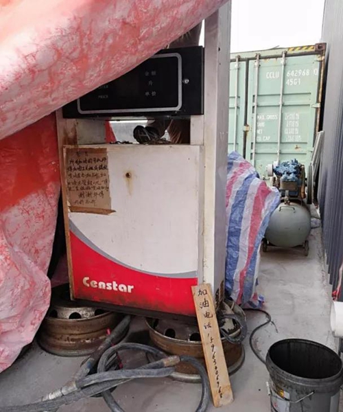 2018年11月1日，中央第三生態(tài)環(huán)境保護(hù)督察組進(jìn)駐山東省開展&ldquo;回頭看&rdquo;。通過對相關(guān)部門走訪問詢，并抽查有關(guān)企業(yè)，發(fā)現(xiàn)山東省物流運(yùn)輸企業(yè)違規(guī)使用普通柴油或其他高硫分燃油問題依然十分突出，柴油貨車尾氣污染嚴(yán)重。  一、基本情況  《大氣污染防治法》明確，禁止向汽車和摩托車銷售普通柴油以及其他非機(jī)動(dòng)車用燃料。第一輪中央環(huán)保督察反饋指出，山東省以普通柴油替代車用柴油的情況較多，濱州等地市大量物流運(yùn)輸企業(yè)違規(guī)使用普通柴油，尾氣污染問題突出。  為此，山東省整改方案要求，杜絕違規(guī)使用普通柴油的情況，并明確由原省工商局負(fù)責(zé)部署推進(jìn)相應(yīng)整改工作。原省工商局于2018年8月1日上報(bào)山東省環(huán)境保護(hù)督察反饋意見整改工作領(lǐng)導(dǎo)小組，聲稱該問題完成整改并銷號。  二、主要問題  督察發(fā)現(xiàn)，原山東省工商局作為整改責(zé)任主體沒有認(rèn)真履行整改職責(zé)，未就整改工作進(jìn)行部署推進(jìn)，整改任務(wù)目標(biāo)完全落空，全省物流運(yùn)輸企業(yè)違規(guī)使用普通柴油或高硫分燃油問題依然普遍存在。  （一）違規(guī)售油無人管。督察組抽查3個(gè)地市的4家煉化公司，發(fā)現(xiàn)這些煉化公司違規(guī)大量向物流運(yùn)輸企業(yè)銷售普通柴油或其他高硫分燃油，導(dǎo)致這些柴油大量替代車用柴油使用，污染嚴(yán)重。2018年，東營齊潤化工有限公司將3萬余噸硫含量近2000mg/kg的常壓柴油售給物流運(yùn)輸企業(yè)和加油站，墾利石化有限公司也將3萬余噸硫含量2000-3000mg/kg的燃油售給相關(guān)物流運(yùn)輸企業(yè)和加油站，硫含量最高超標(biāo)約300倍。2017年中央環(huán)保督察以來，山東匯豐石化集團(tuán)有限公司將近40萬噸普通柴油銷往多家物流運(yùn)輸企業(yè)，濰坊市昌邑石化有限公司將5萬余噸國Ⅳ和國Ⅴ的普通柴油售給物流運(yùn)輸企業(yè)。現(xiàn)場抽查發(fā)現(xiàn)，物流運(yùn)輸企業(yè)多數(shù)在自身停車場內(nèi)私自安裝加油裝置，將所購違規(guī)油品自用，昌邑市盛宏物流有限公司甚至違法轉(zhuǎn)售其他社會車輛。   圖1 昌邑市盛宏物流有限公司在停車場內(nèi)私設(shè)加油裝置  （二）督察整改做樣子。原省工商局作為督察整改的責(zé)任主體，接受任務(wù)時(shí)服從安排，實(shí)際整改時(shí)做做樣子。督察反饋明確指出問題主要是煉化公司違法向物流運(yùn)輸企業(yè)銷售普通柴油替代車用柴油使用，導(dǎo)致汽車尾氣污染。但原省工商局等部門整改時(shí)僅部署對加油站和成品油倉儲批發(fā)企業(yè)的檢查，沒有將煉化公司到物流運(yùn)輸企業(yè)的黑色鏈條作為查處對象。整改工作指東打西，真正問題沒有觸及。另外，整改方案明確的目標(biāo)是&ldquo;強(qiáng)化日常監(jiān)督管理，杜絕違規(guī)使用普通柴油&rdquo;；但原省工商局擅自在銷號材料中將目標(biāo)改為&ldquo;針對加油站開展專項(xiàng)整治行動(dòng)&rdquo;，以此蒙混過關(guān)，虛假銷號。   圖2 原省工商局在銷號確認(rèn)表上弄虛作假  （三）執(zhí)法監(jiān)管走過場。2017年以來，山東省各市共打擊取締非法加油點(diǎn)近2000家，但僅對涉案物流運(yùn)輸企業(yè)進(jìn)行了處罰，未能以此為線索追根溯源，對源頭煉化公司違規(guī)售油問題進(jìn)行查處，煉化企業(yè)到物流運(yùn)輸企業(yè)的黑色鏈條始終未被斬?cái)唷? 一些煉化企業(yè)長期游離于監(jiān)管之外，缺乏對法律的敬畏。2018年8月，生態(tài)環(huán)境部調(diào)研發(fā)現(xiàn)中國化工集團(tuán)山東昌邑石化有限公司涉嫌違法生產(chǎn)銷售國Ⅳ普通柴油，但在進(jìn)一步調(diào)查時(shí)，企業(yè)拒絕配合，不提供相關(guān)臺賬，并臨時(shí)編造相關(guān)記錄。&ldquo;回頭看&rdquo;進(jìn)駐后，督察組再次現(xiàn)場檢查，要求企業(yè)提供儲運(yùn)臺賬，企業(yè)依然拒絕提供，并繼續(xù)編造謊言，提供虛假材料，性質(zhì)十分惡劣。  對此，濰坊市查處不嚴(yán)不實(shí)，甚至試圖蒙混過關(guān)。在督察組兩次督導(dǎo)后，查處工作依然走過場，在未調(diào)度企業(yè)生產(chǎn)記錄和儲運(yùn)臺賬等關(guān)鍵證據(jù)的情況下，即采信企業(yè)說法，甚至未調(diào)閱生產(chǎn)記錄就作出該企業(yè)2018年未生產(chǎn)銷售國Ⅳ普通柴油的結(jié)論。直到督察組再次督導(dǎo)、進(jìn)一步明確要求后才加大查處力度，發(fā)現(xiàn)該企業(yè)2018年實(shí)際以燃料油名義違規(guī)銷售國Ⅳ普通柴油4萬多噸。  三、原因分析  原山東省工商局不在整改落實(shí)中下功夫，反而在整改銷號上動(dòng)腦筋，表面整改，虛假整改問題突出。  山東省有關(guān)地市不敢動(dòng)真碰硬，對違法銷售不合格油品的黑色鏈條整治不力，未能對油品來源追根溯源，未對煉化企業(yè)的違法行為依法查處。